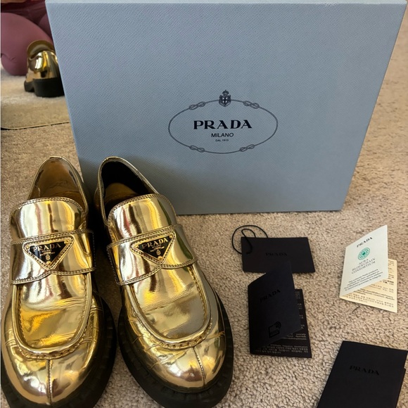 PRADA 
Metallic Brushed Calfskin Metal Triangle Logo 50mm Loafers 37,5 Platino. - Picture 8 of 9